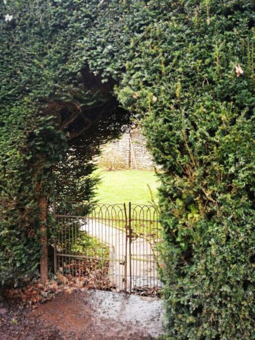 Cecile'S Cottage At Cefn Tilla Court, Usk Exteriör bild