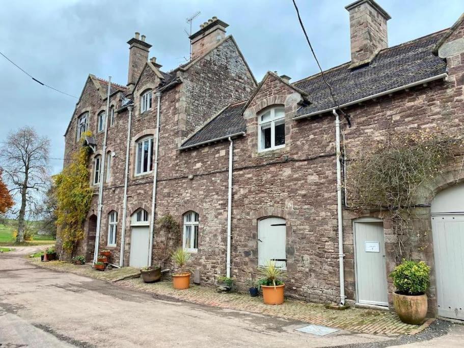 Cecile'S Cottage At Cefn Tilla Court, Usk Exteriör bild