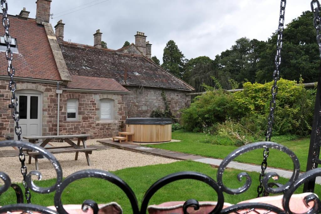 Cecile'S Cottage At Cefn Tilla Court, Usk Exteriör bild