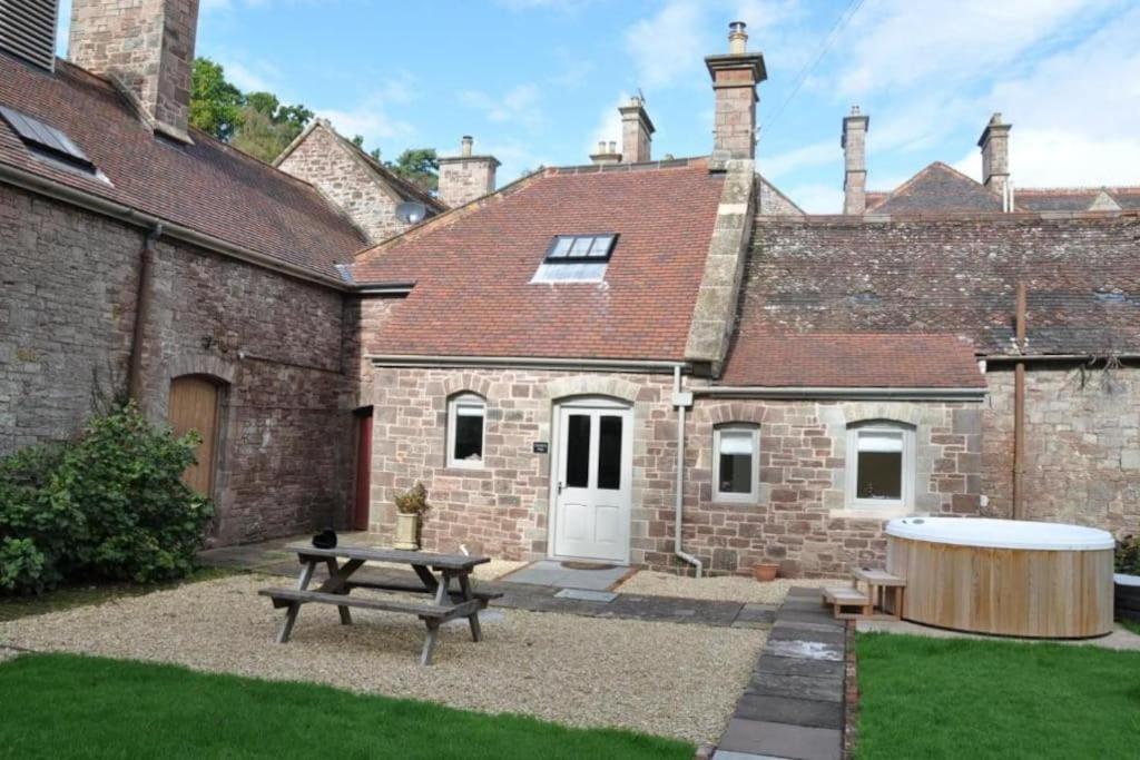 Cecile'S Cottage At Cefn Tilla Court, Usk Exteriör bild